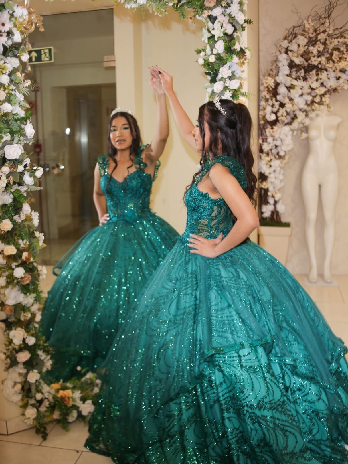 Duas debutantes com vestidos verde-esmeralda bordados na Karina Noivas