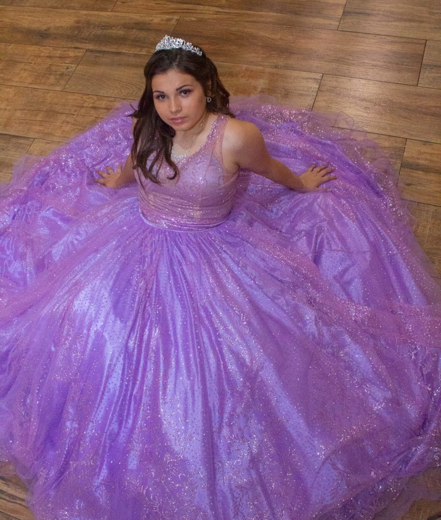 Debutante com vestido lilás cintilante visto de cima